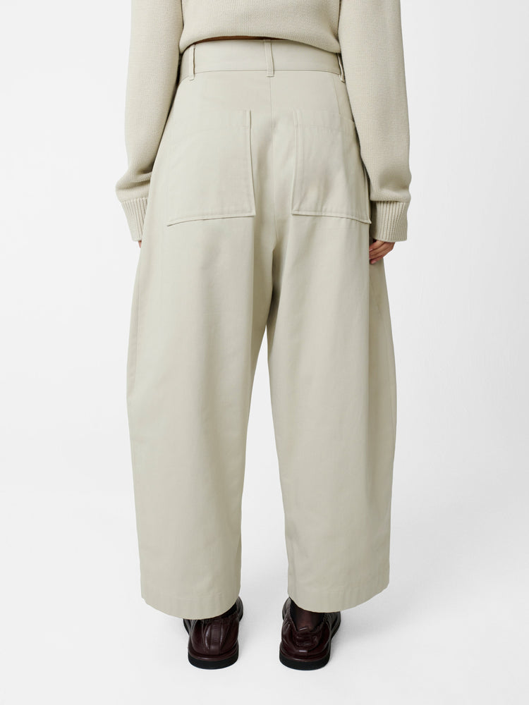 CHALCO TWILL PANT IN PEBBLE