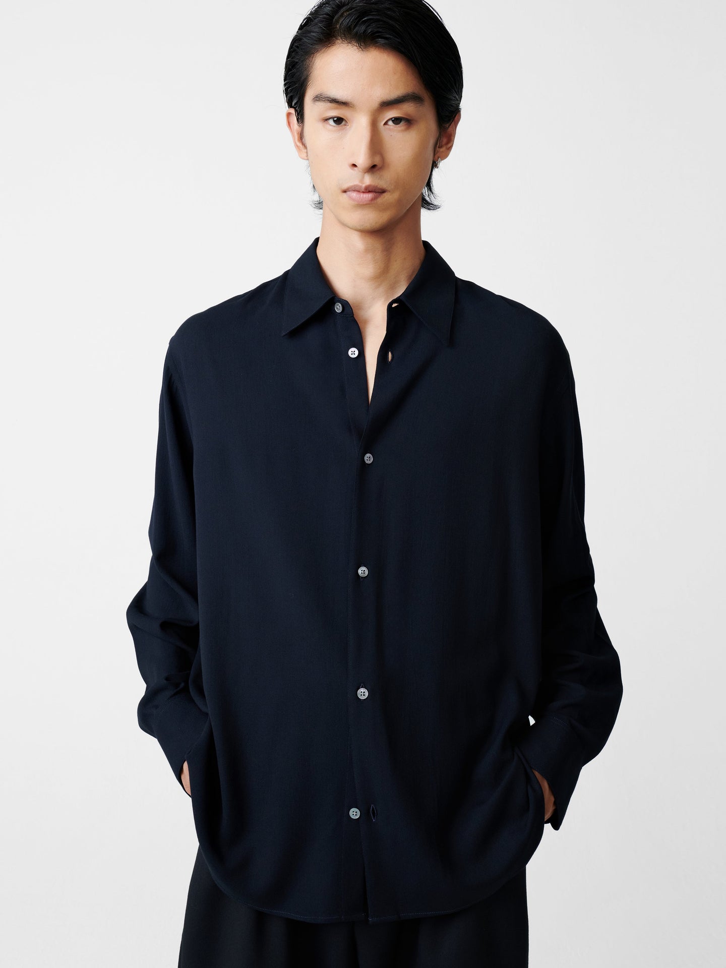 VIEW SHIRT IN DARKEST NAVY