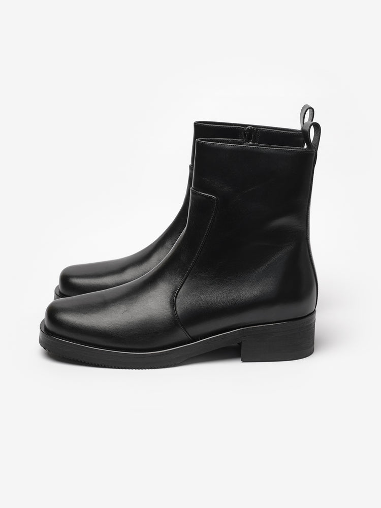 WOMEN'S SQUARE BOOT IN BLACK