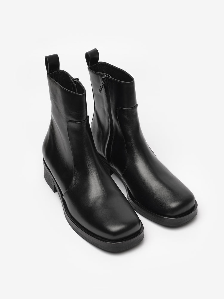 WOMEN'S SQUARE BOOT IN BLACK